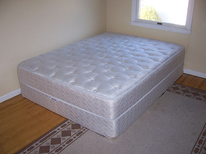 King Koil Queen Size Bed Boxspring Mattress NEW coil  